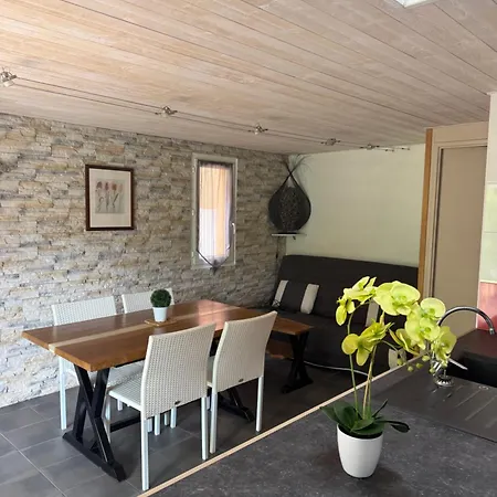 בית נופש Jolie Maison 100 M De La *