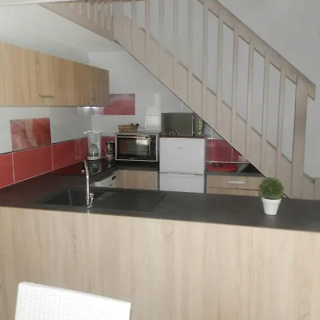 בית נופש Jolie Maison 100 M De La *
